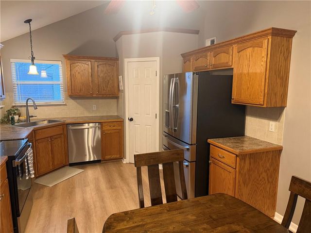 521 Hillbrook Drive, Lansing, KS 66043