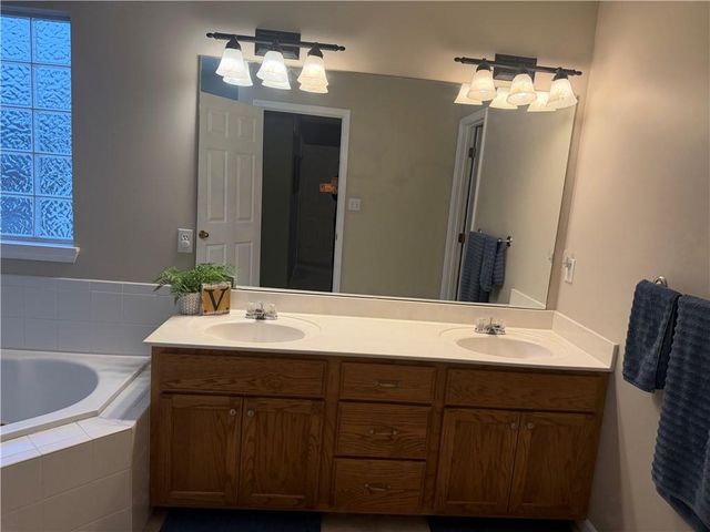 521 Hillbrook Drive, Lansing, KS 66043