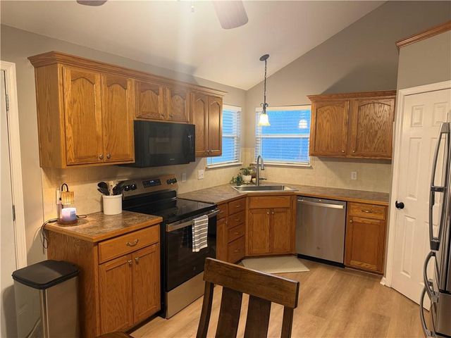 521 Hillbrook Drive, Lansing, KS 66043