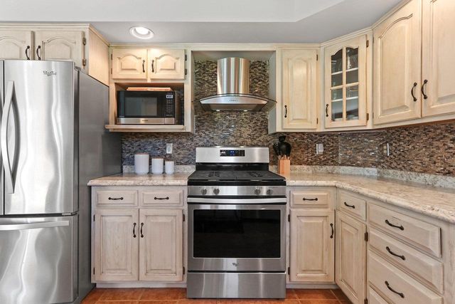 2648 VONDA DRIVE, Green Bay, WI 54311