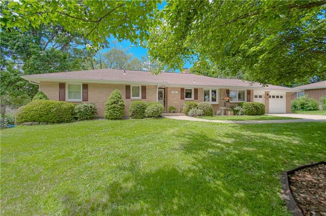 922 Ridgeway Drive, Liberty, MO 64068