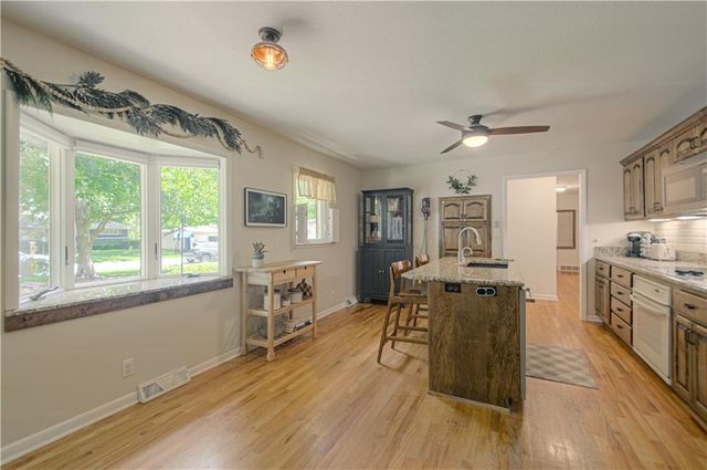 922 Ridgeway Drive, Liberty, MO 64068