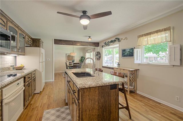 922 Ridgeway Drive, Liberty, MO 64068