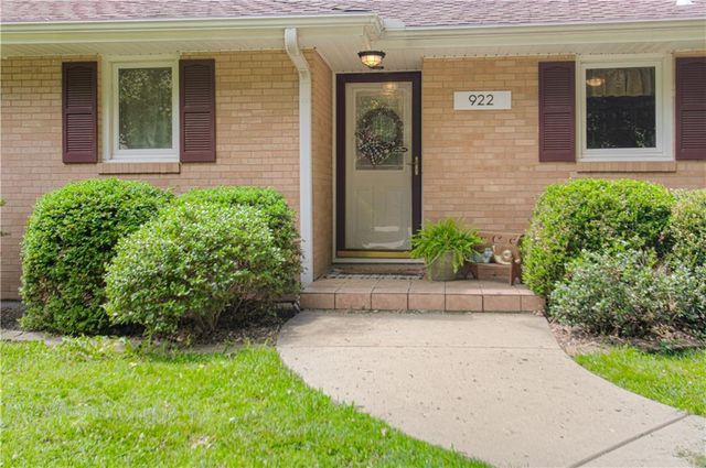 922 Ridgeway Drive, Liberty, MO 64068