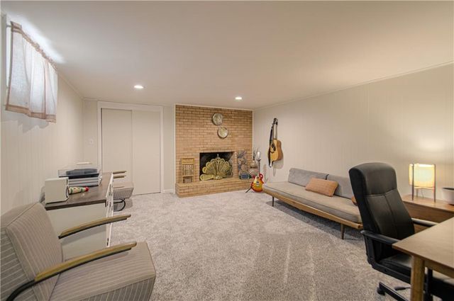 922 Ridgeway Drive, Liberty, MO 64068