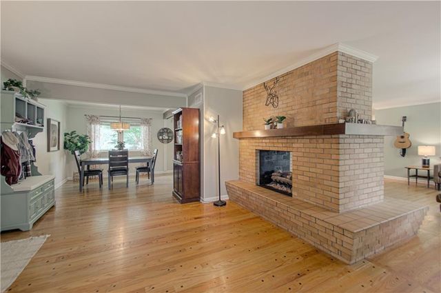 922 Ridgeway Drive, Liberty, MO 64068