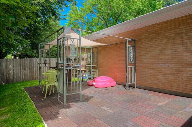 922 Ridgeway Drive, Liberty, MO 64068