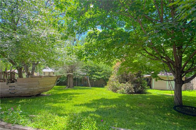 922 Ridgeway Drive, Liberty, MO 64068