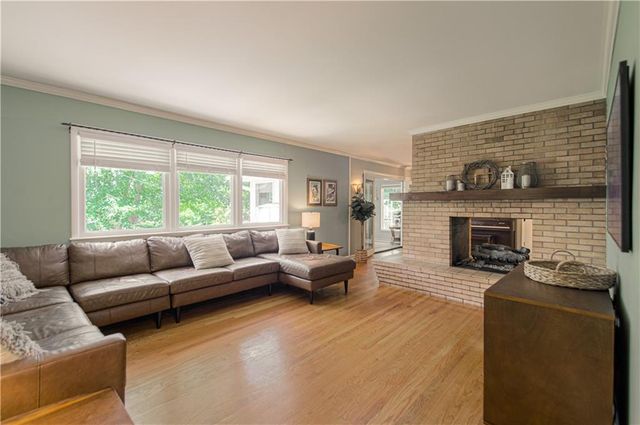 922 Ridgeway Drive, Liberty, MO 64068