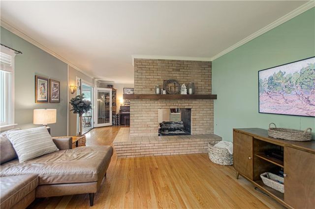 922 Ridgeway Drive, Liberty, MO 64068