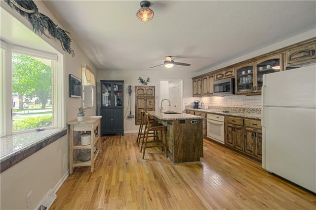 922 Ridgeway Drive, Liberty, MO 64068