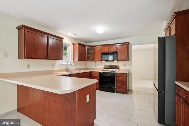 8 FOUNTAIN CT, Cherry Hill, NJ 08034