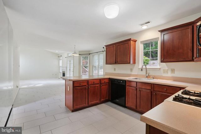 8 FOUNTAIN CT, Cherry Hill, NJ 08034