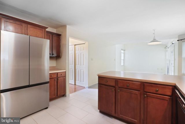 8 FOUNTAIN CT, Cherry Hill, NJ 08034