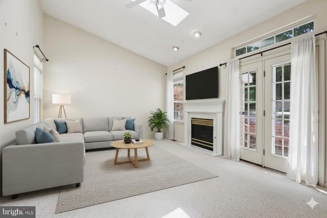 8 FOUNTAIN CT, Cherry Hill, NJ 08034