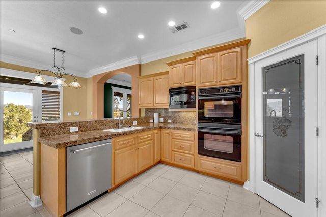 827 Santa Cruz Drive, Redding, CA 96003