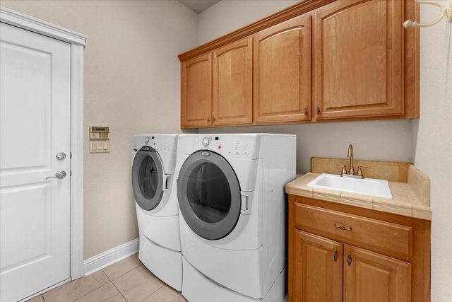 827 Santa Cruz Drive, Redding, CA 96003