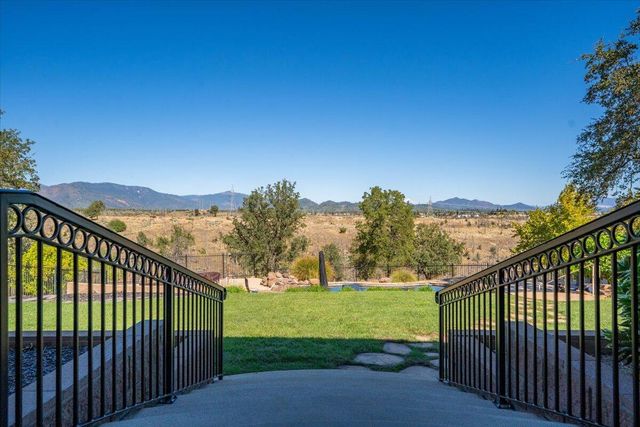 827 Santa Cruz Drive, Redding, CA 96003