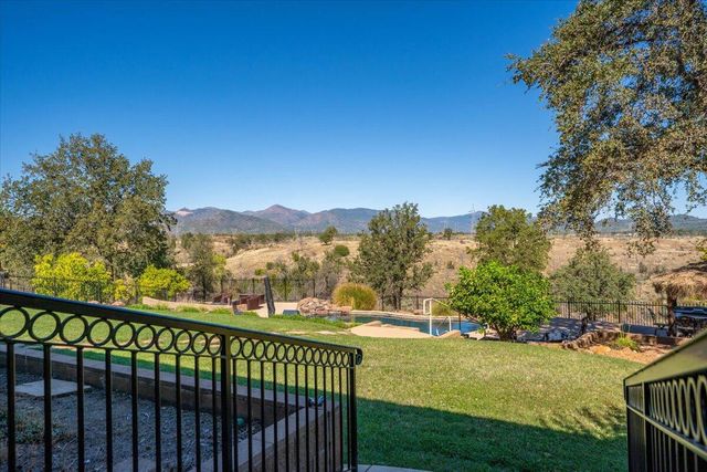827 Santa Cruz Drive, Redding, CA 96003