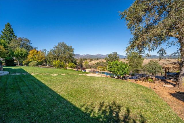 827 Santa Cruz Drive, Redding, CA 96003