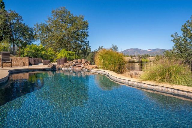 827 Santa Cruz Drive, Redding, CA 96003