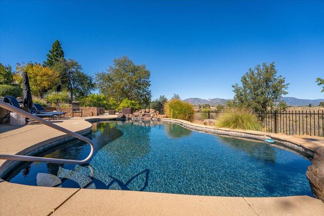 827 Santa Cruz Drive, Redding, CA 96003