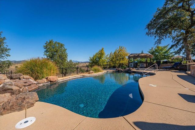 827 Santa Cruz Drive, Redding, CA 96003