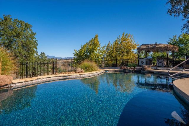 827 Santa Cruz Drive, Redding, CA 96003