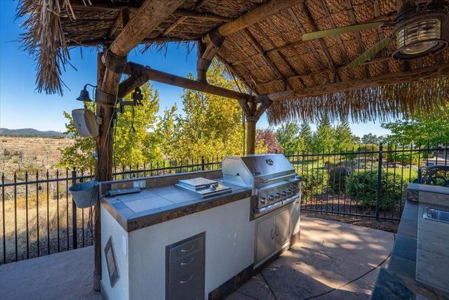 827 Santa Cruz Drive, Redding, CA 96003