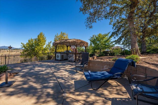 827 Santa Cruz Drive, Redding, CA 96003