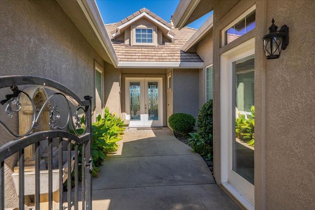 827 Santa Cruz Drive, Redding, CA 96003