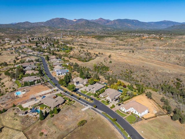 827 Santa Cruz Drive, Redding, CA 96003