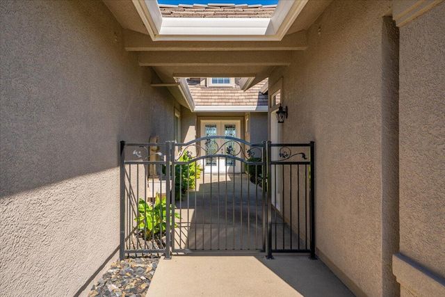 827 Santa Cruz Drive, Redding, CA 96003