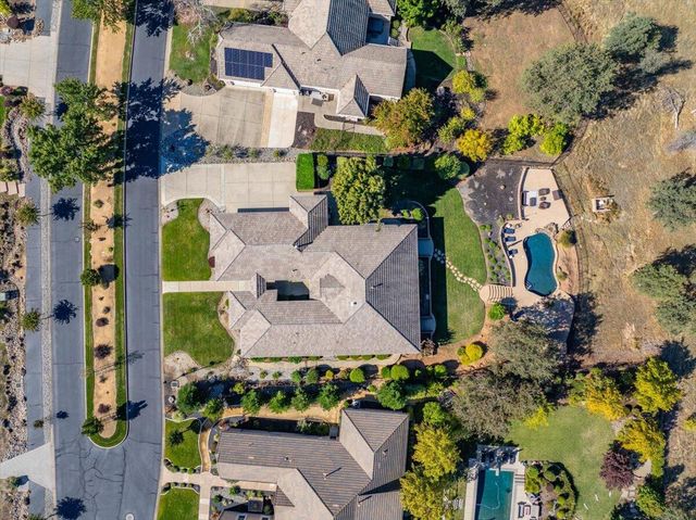 827 Santa Cruz Drive, Redding, CA 96003