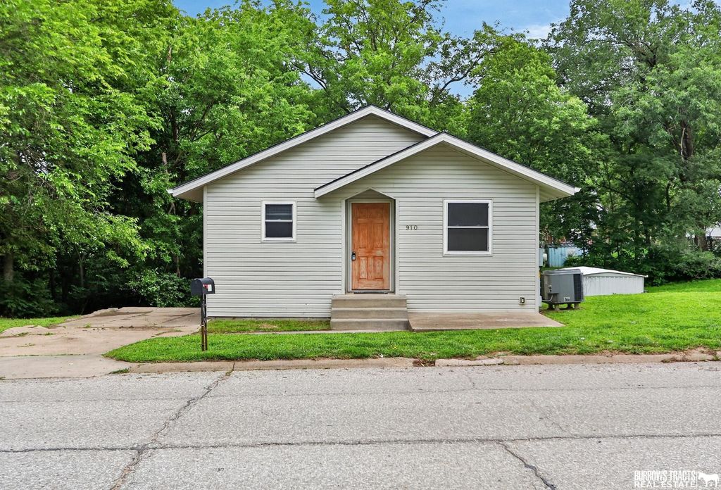 910 9th Avenue, Plattsmouth, NE 68048