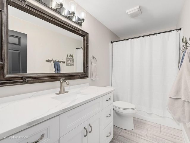 324 Turnberry Lane, Glen Ellyn, IL 60137