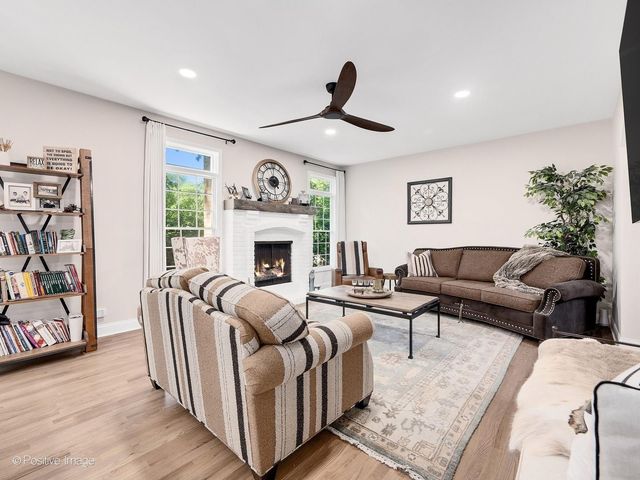 324 Turnberry Lane, Glen Ellyn, IL 60137