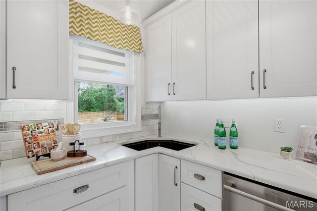 1055 Warson Woods Drive, Warson Woods, MO 63122