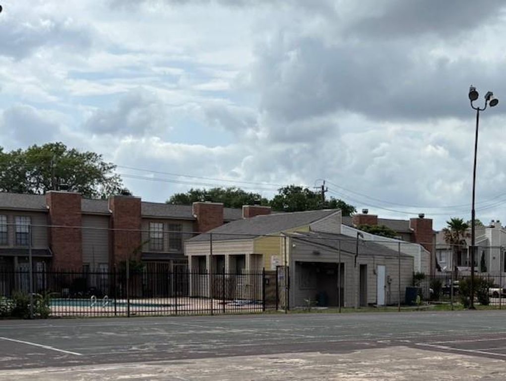 Image 7 of property listing at 10501 South Drive 246, Houston, TX 77099