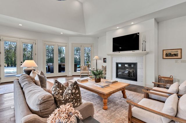 60 S Mission Rd, Eastborough, KS 67207