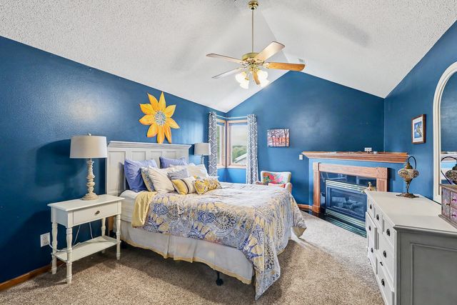 945 202nd Avenue, Pella, IA 50219