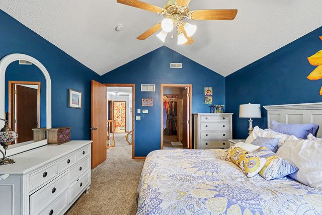 945 202nd Avenue, Pella, IA 50219