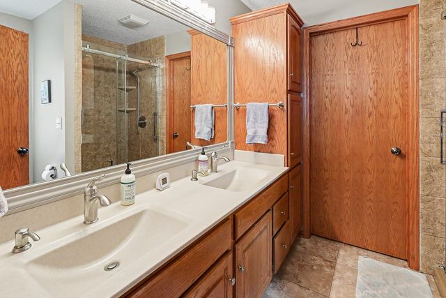 945 202nd Avenue, Pella, IA 50219
