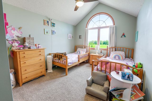 945 202nd Avenue, Pella, IA 50219