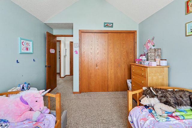 945 202nd Avenue, Pella, IA 50219