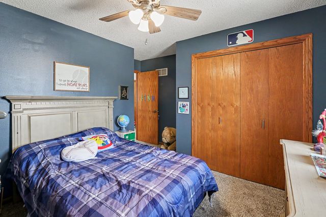 945 202nd Avenue, Pella, IA 50219