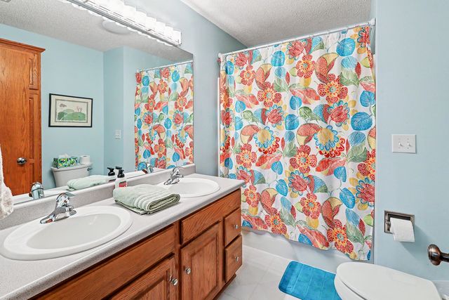 945 202nd Avenue, Pella, IA 50219