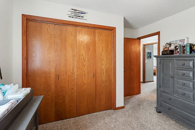 945 202nd Avenue, Pella, IA 50219