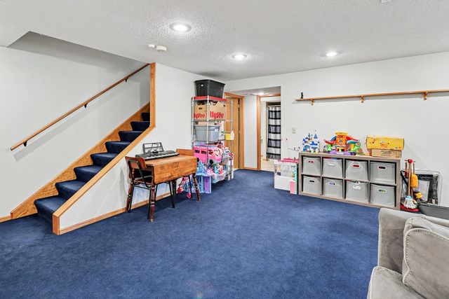 945 202nd Avenue, Pella, IA 50219