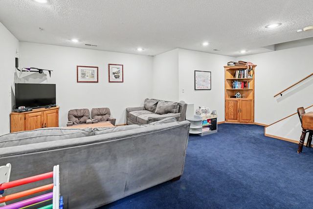 945 202nd Avenue, Pella, IA 50219